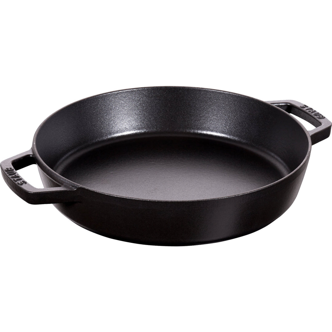 Staub Staub Pan Series Sautérpande 26cm., sort – vinkelbillede (Traktørpande)