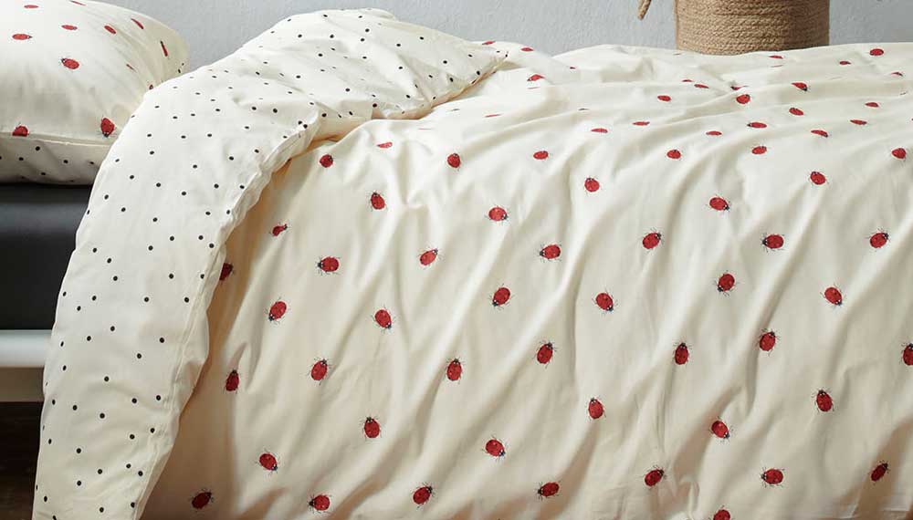 Produktbillede af Covers & Co Sengetøj Ladybug 140 x 200 + 60 x 63 på tilbud i høj kvalitet
