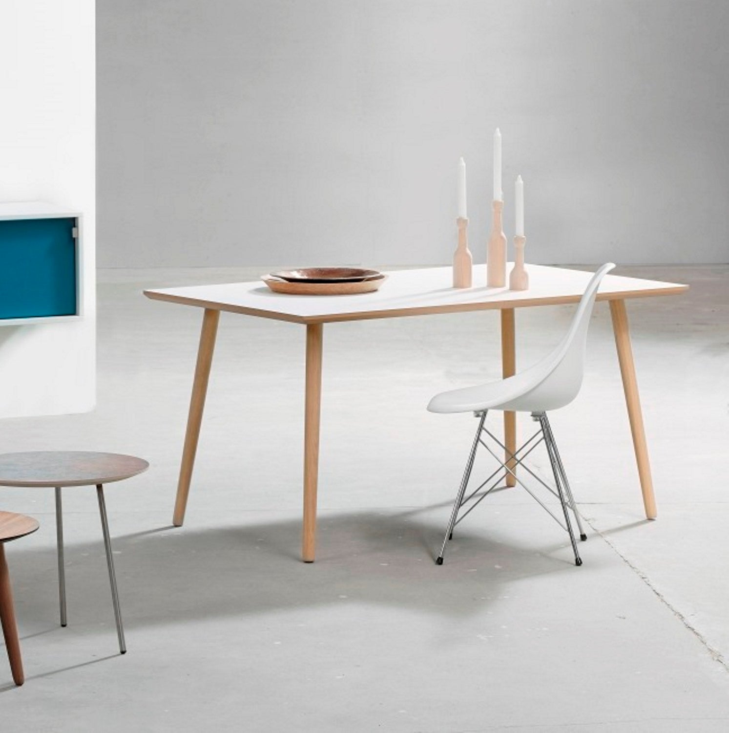Produktbillede af DT 110 Spisebord i hvid laminat med egeben 140 x 90 cm på tilbud i høj kvalitet