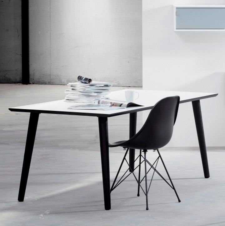 Produktbillede af DT 110 Spisebord i hvid laminat med sorte træben 180 x 90 cm på tilbud i høj kvalitet