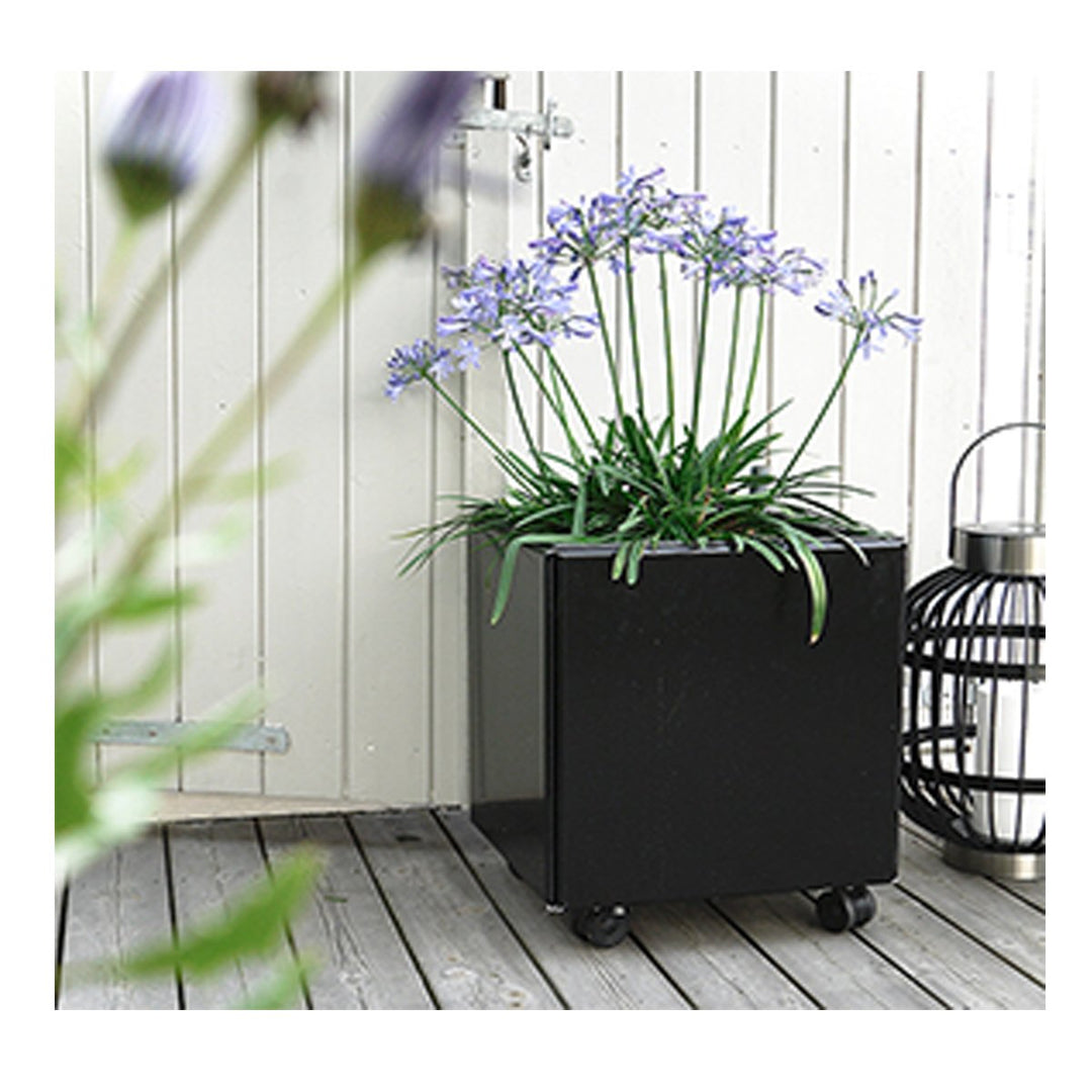Produktbillede af Land Black Sort plantekasse på hjul kvadratisk 120 x 120 cm på tilbud i høj kvalitet