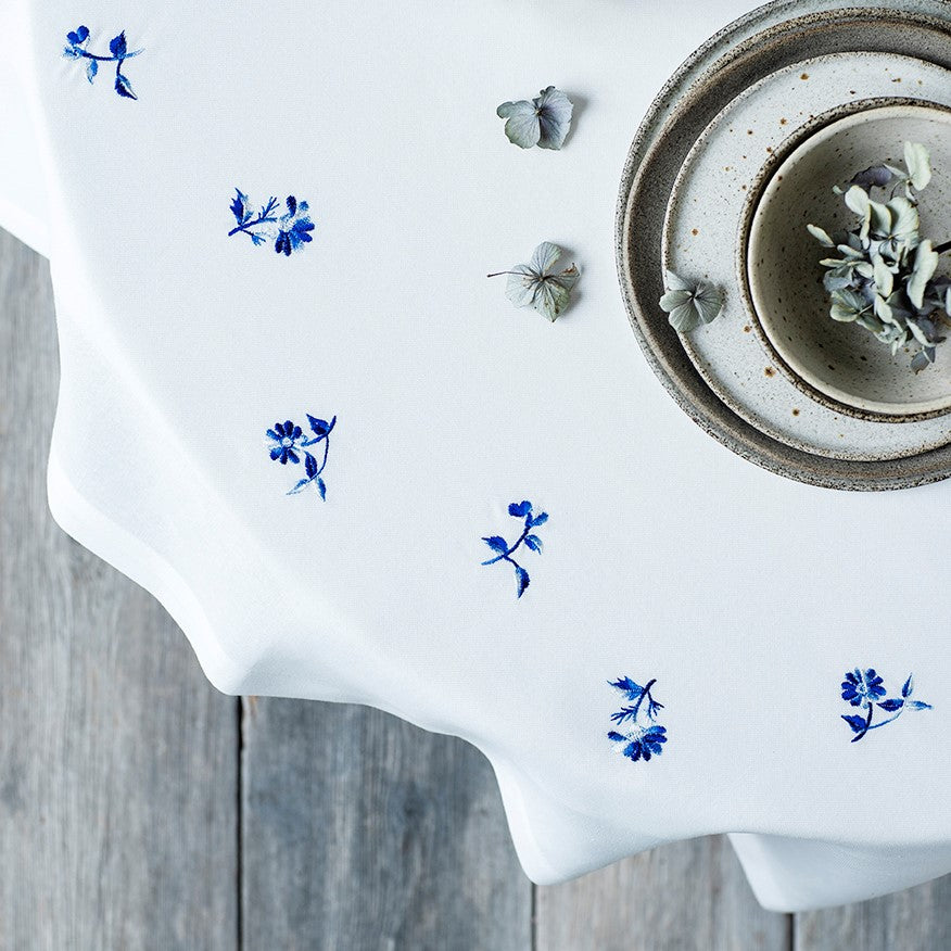 Produktbillede af Langkilde & Søn Rund dug med Blå Blomst Ø120cm i premium kvalitet