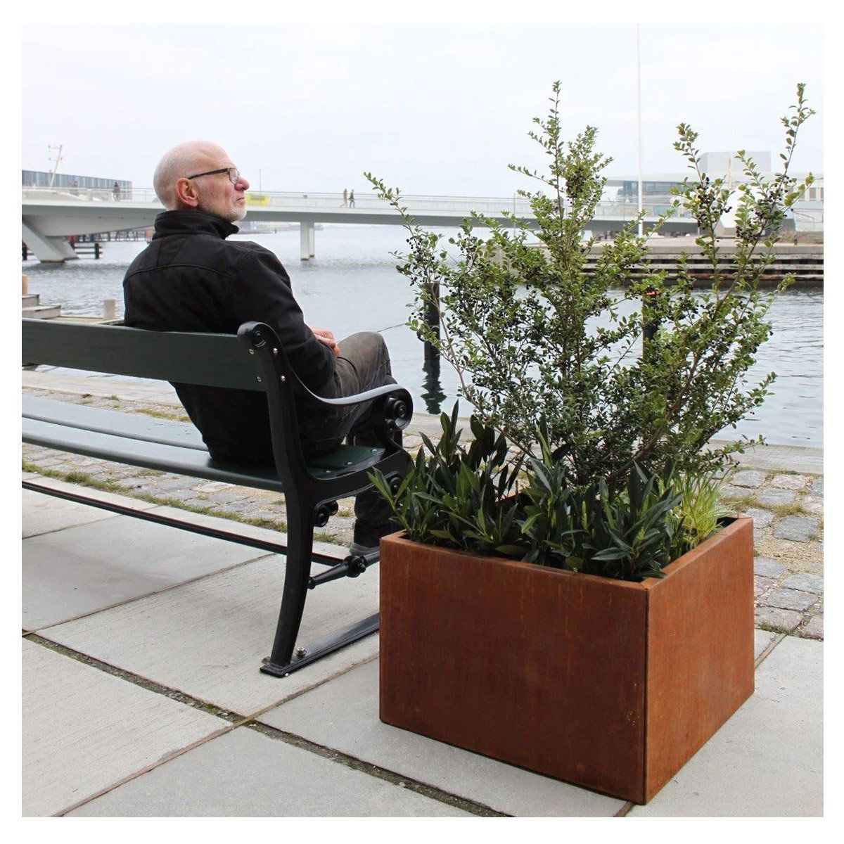 Produktbillede af Land Modern Kvadratisk plantekasse i Corten 40 x 40 x 80 cm stablet på tilbud i høj kvalitet