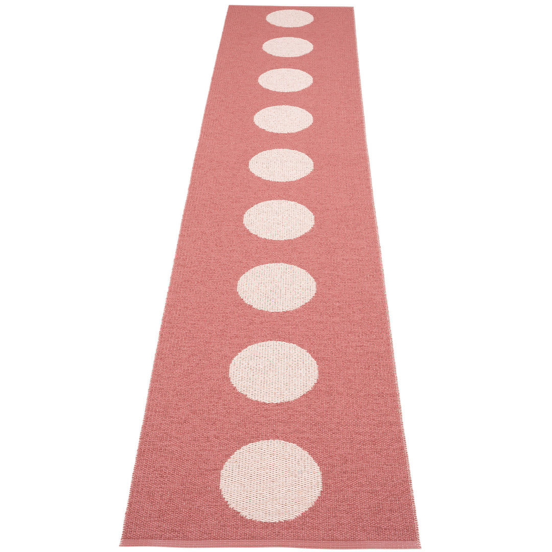 Pappelina Pappelina Vera Pop Tæppe 70x360 cm, blush/pink ❤ billede i brug (Tæpper)