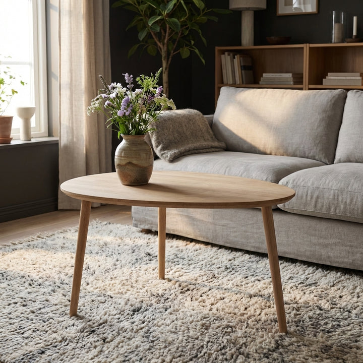 CT 10 Sofabord i massiv eg med dråbeform og størrelse 74 x 55 cm Højde 45 cm Hvid olieret