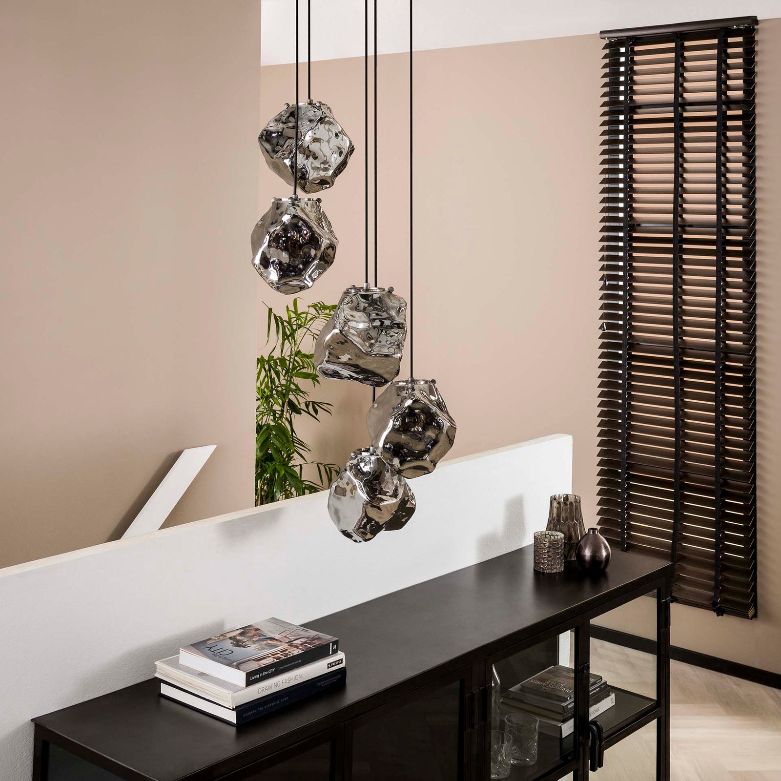 Produktbillede af Rock Loftlampe med fem mundblæste glasskærme Levering uden pære på tilbud i høj kvalitet