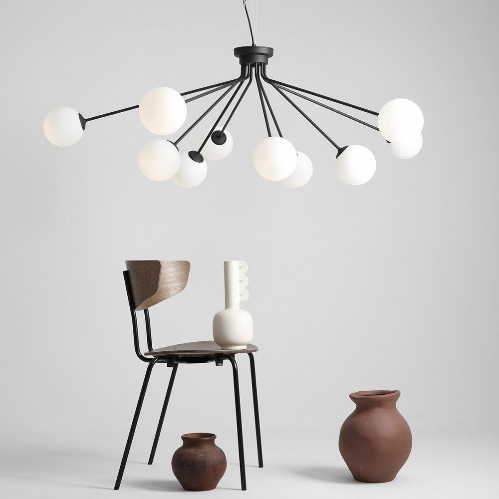 Produktbillede af Arana Loftlampe i sort metal og ti hvide glaskupler på tilbud i høj kvalitet