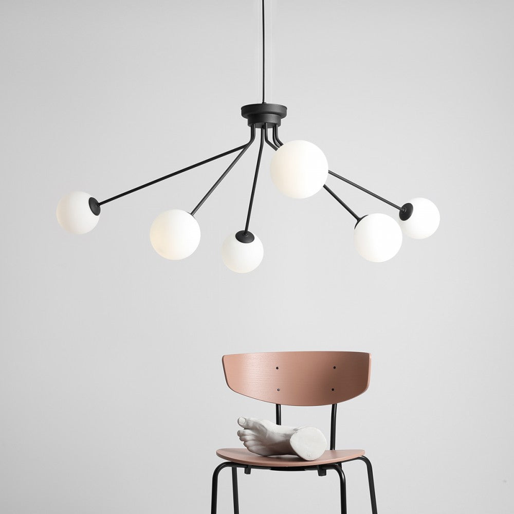 Produktbillede af Arana Loftlampe/pendel i sort metal og seks hvide glaskupler på tilbud i høj kvalitet