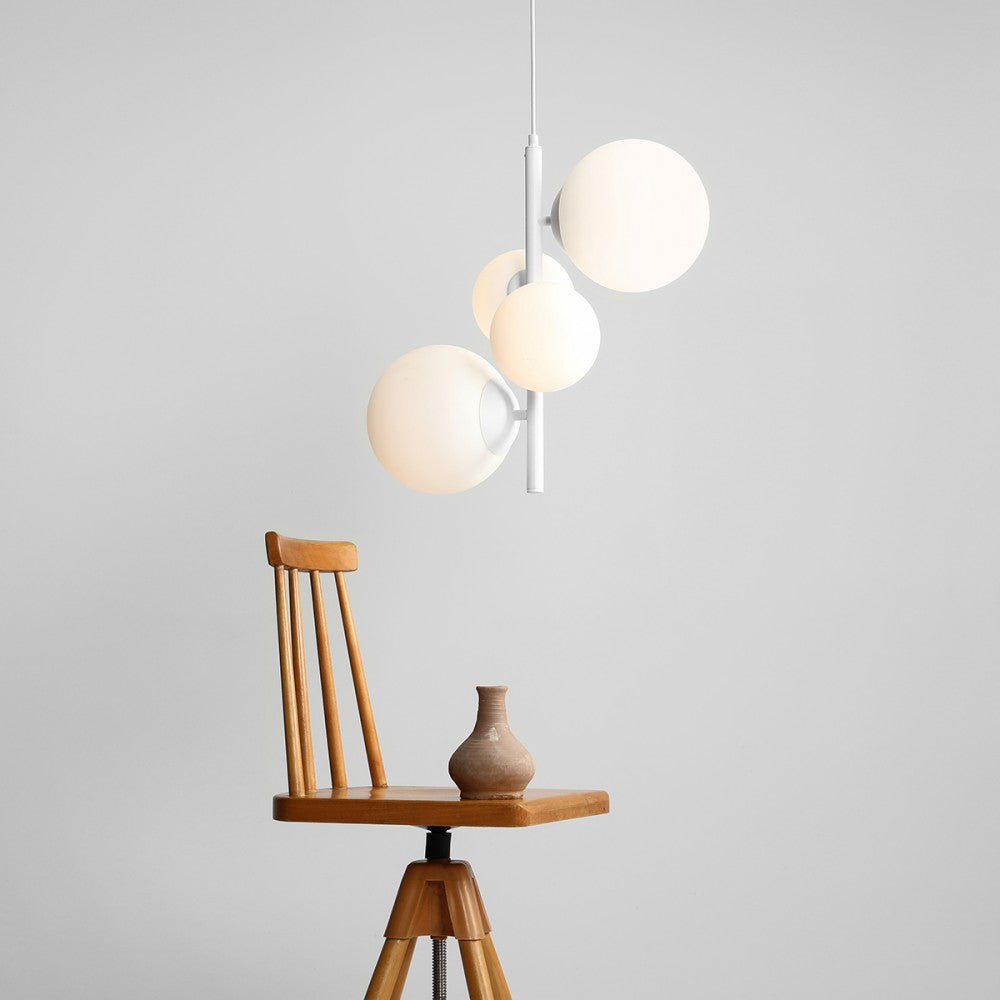 Produktbillede af Dizzy Loftlampe i hvidt metal og hvidt glas på tilbud i høj kvalitet