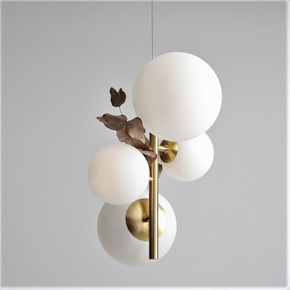 Produktbillede af Dizzy Loftlampe i messing og hvidt glas på tilbud i høj kvalitet