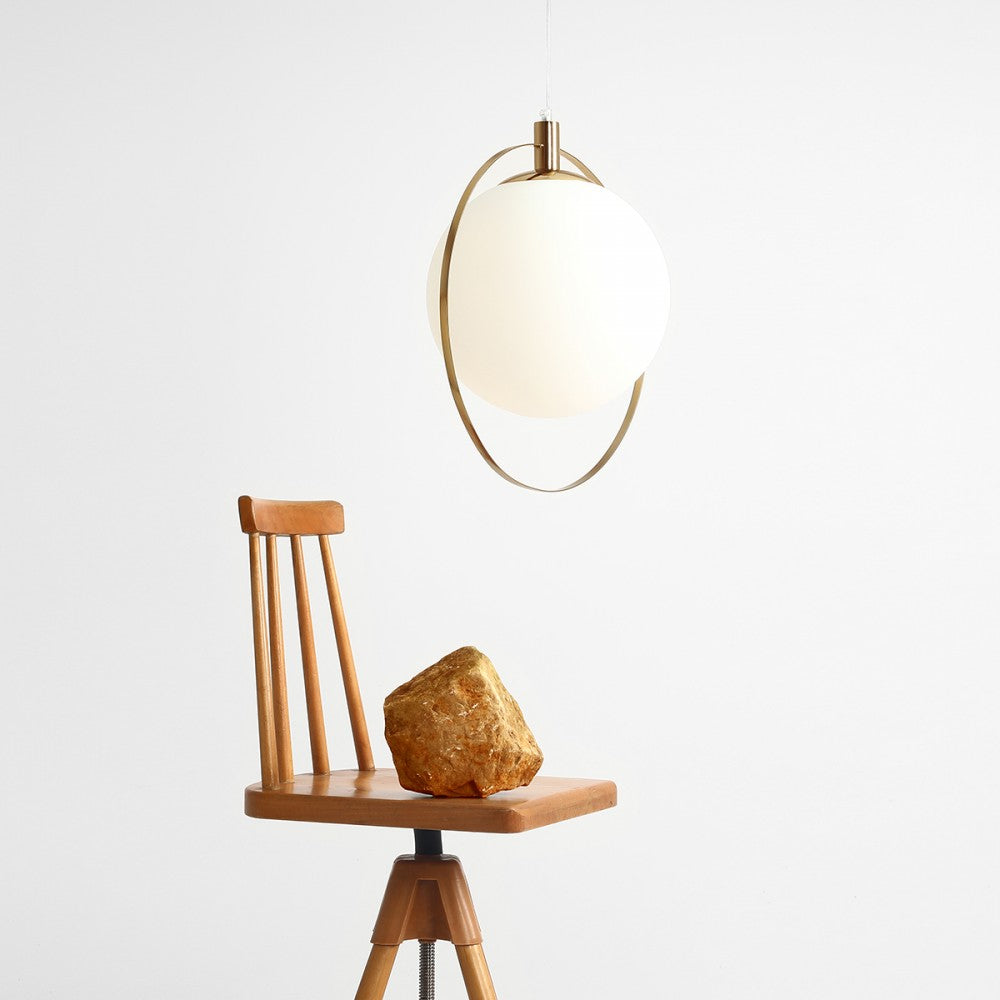 Produktbillede af Magic Loftlampe i guldfarvet metal og hvidt glas på tilbud i høj kvalitet