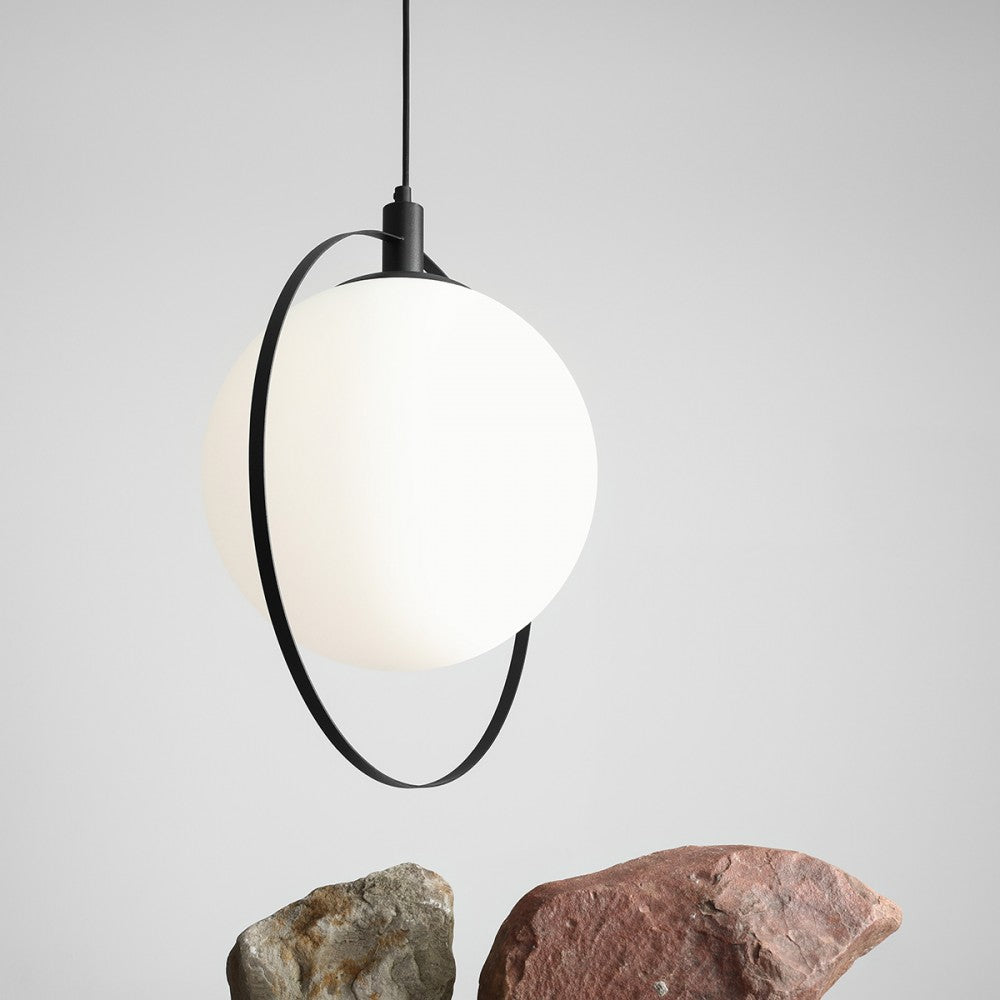 Produktbillede af Magic Loftlampe i sort metal og hvidt glas på tilbud i høj kvalitet