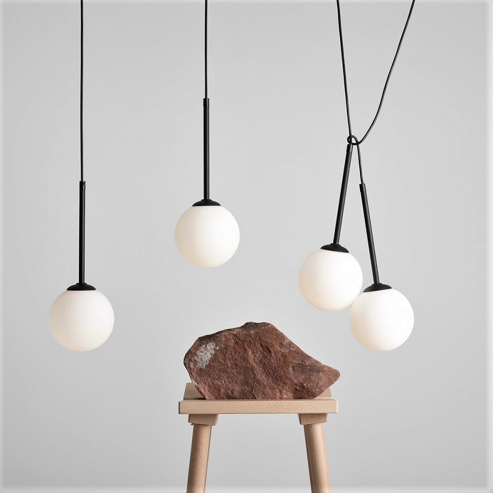 Produktbillede af Stick Loftlampe i sort metal og glas fire ø 14 cm. kupler på tilbud i høj kvalitet
