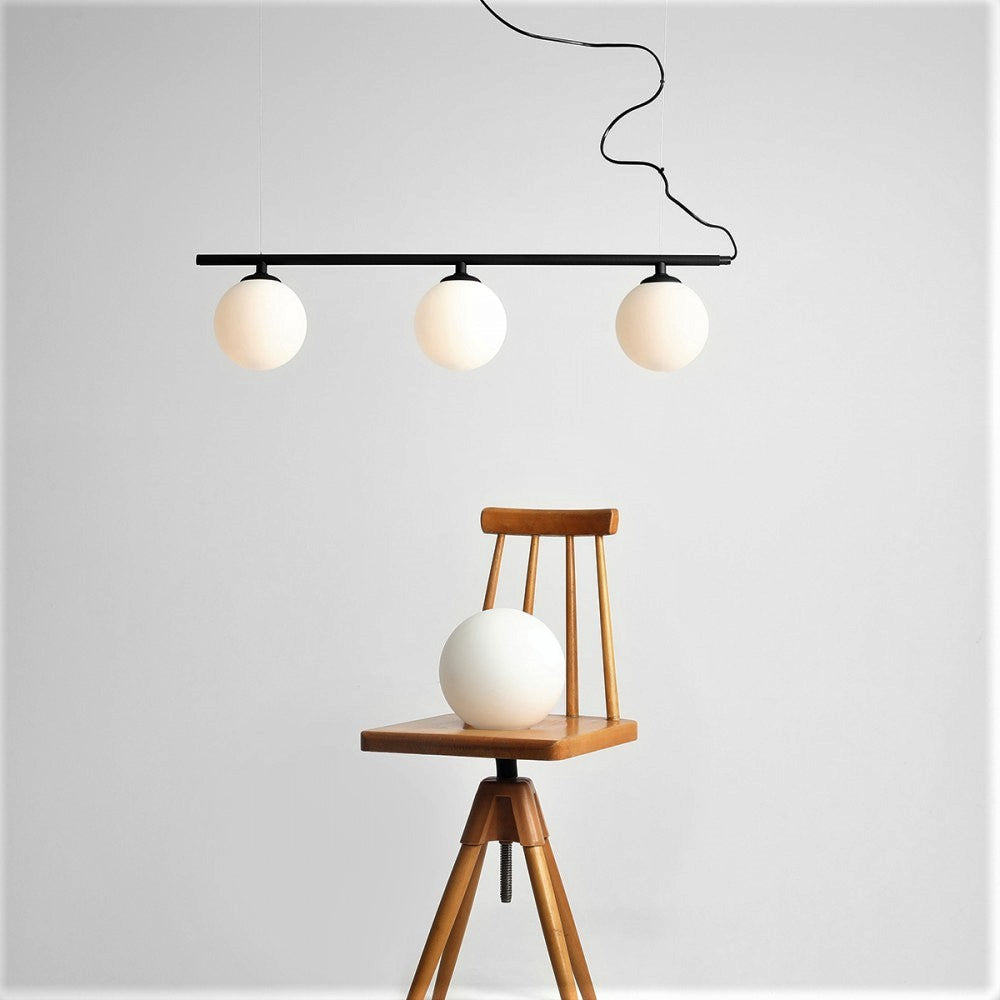 Produktbillede af Tudor Loftlampe i sort metal og tre hvide glaskupler på tilbud i høj kvalitet