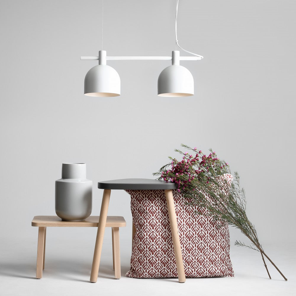 Produktbillede af Tudor Loftlampe i hvid metal med to skærme på tilbud i høj kvalitet