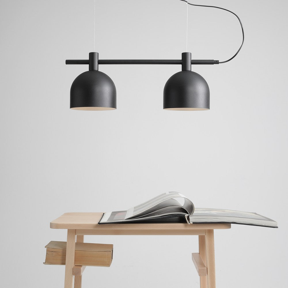 Produktbillede af Tudor Loftlampe i sort metal med to skærme på tilbud i høj kvalitet
