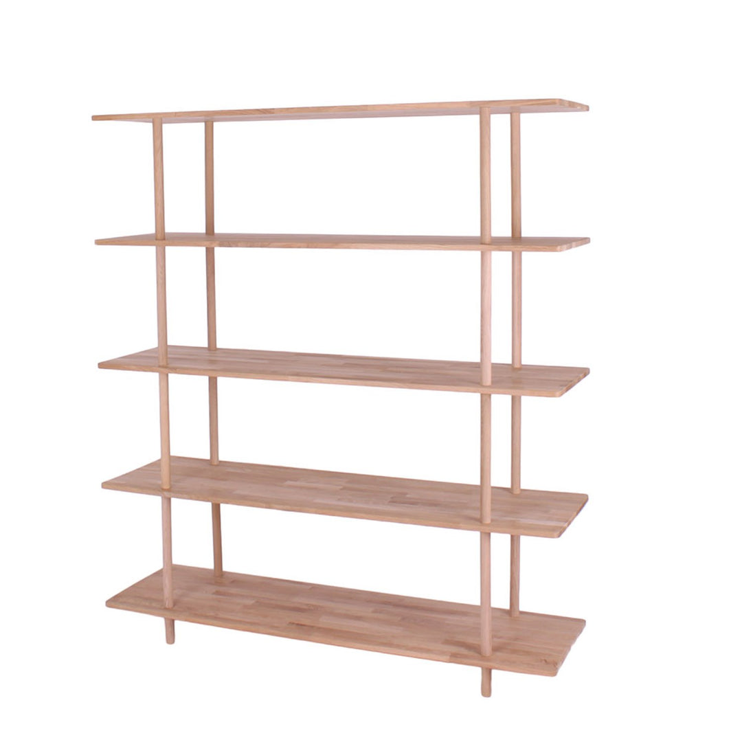 Produktbillede af Loop Reol med fem hylder i massiv eg og bredde 140 cm Lakeret på tilbud i høj kvalitet