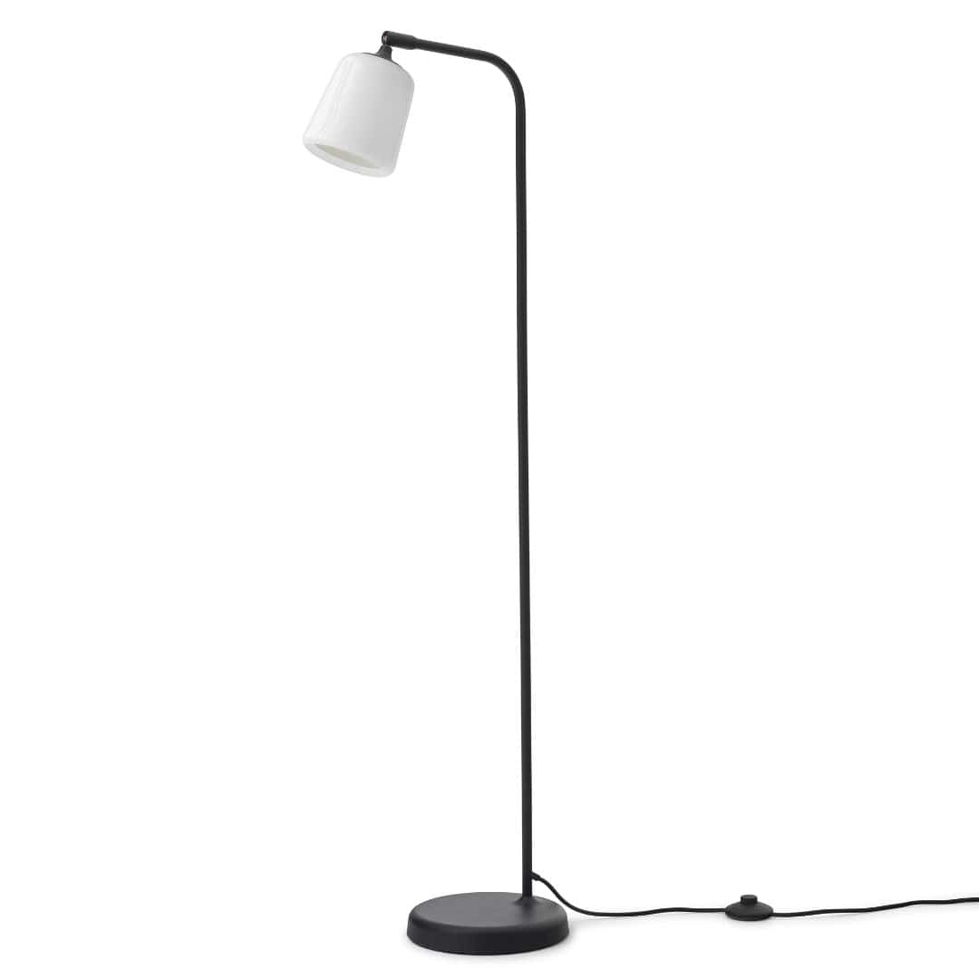 Material Gulvlampe Hvid Opalglas m. Sort Base New Works