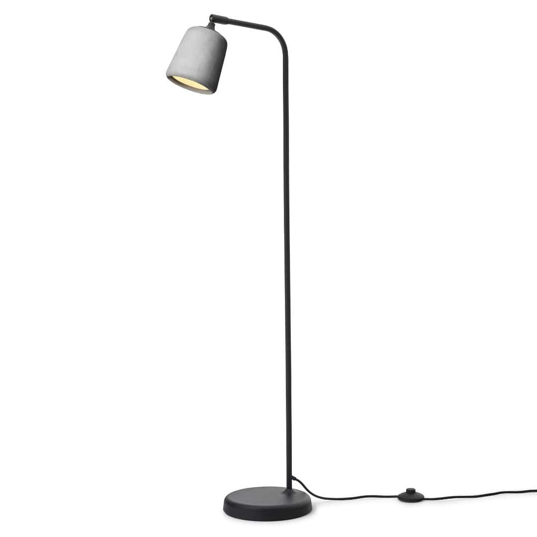 Produktbillede af Material Gulvlampe Lysegrå Beton New Works i premium kvalitet