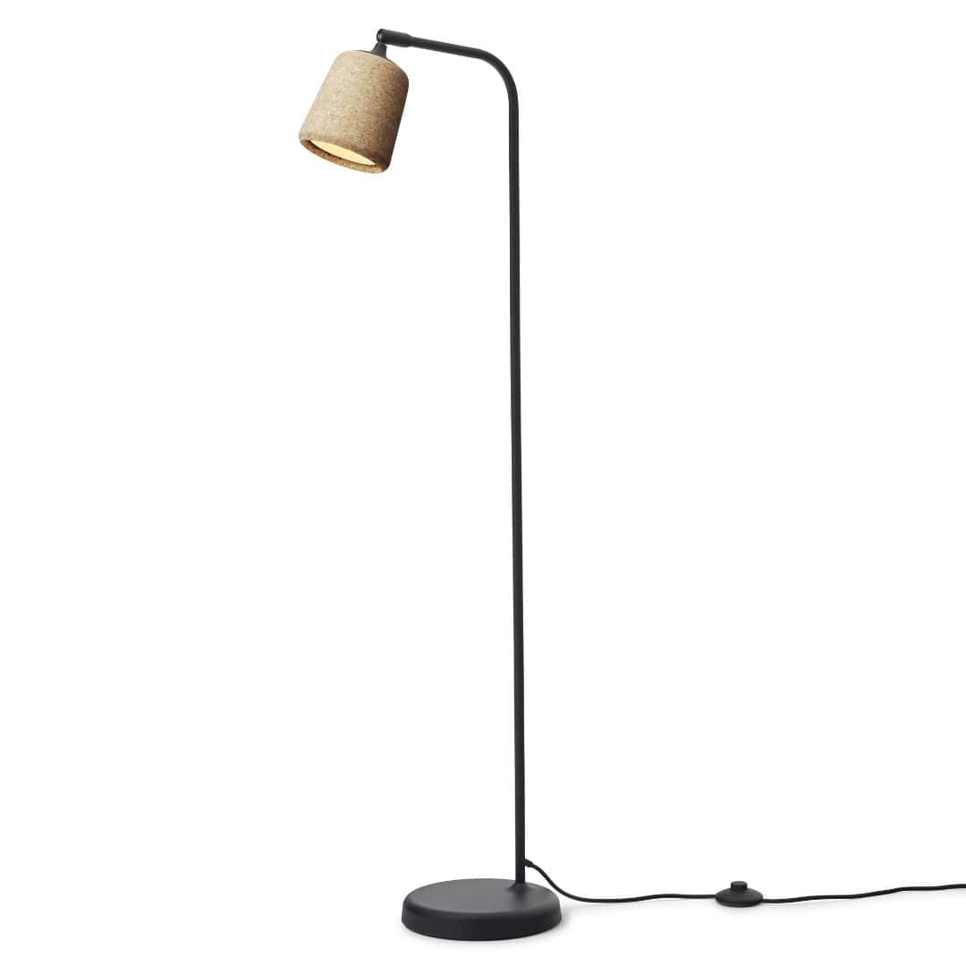 Produktbillede af Material Gulvlampe Naturlig Cork m. Sort Base New Works i premium kvalitet
