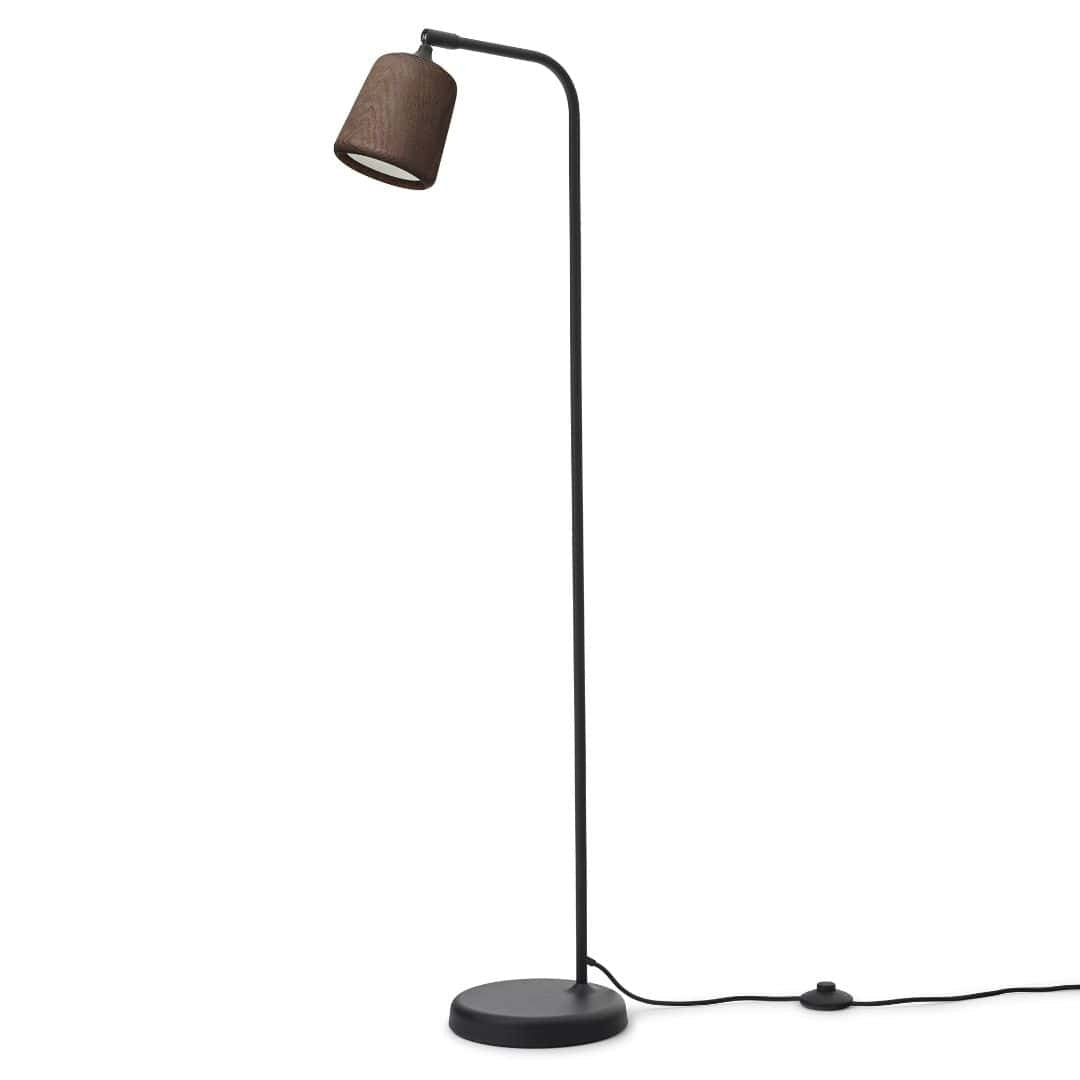 Produktbillede af Material Gulvlampe Røget Eg m. Sort Base New Works i premium kvalitet
