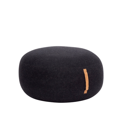 Hübsch Interiør Mochi - Puf - Rund - Sort - Stor ❤ Stort online udvalg i Hübsch Interiør ❤ Billig fragt og hurtig levering 2 - 5 hverdage ❤ Varenummer: BYH-900517 / Ean: 5712772041765 på lager - Udsalg på Puf - Over 400 kendte brands på udsalg