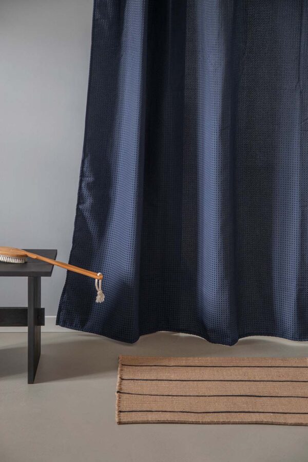 MOUD Home WAFFLE Badeforhæng i mørk blå 180x200 cm