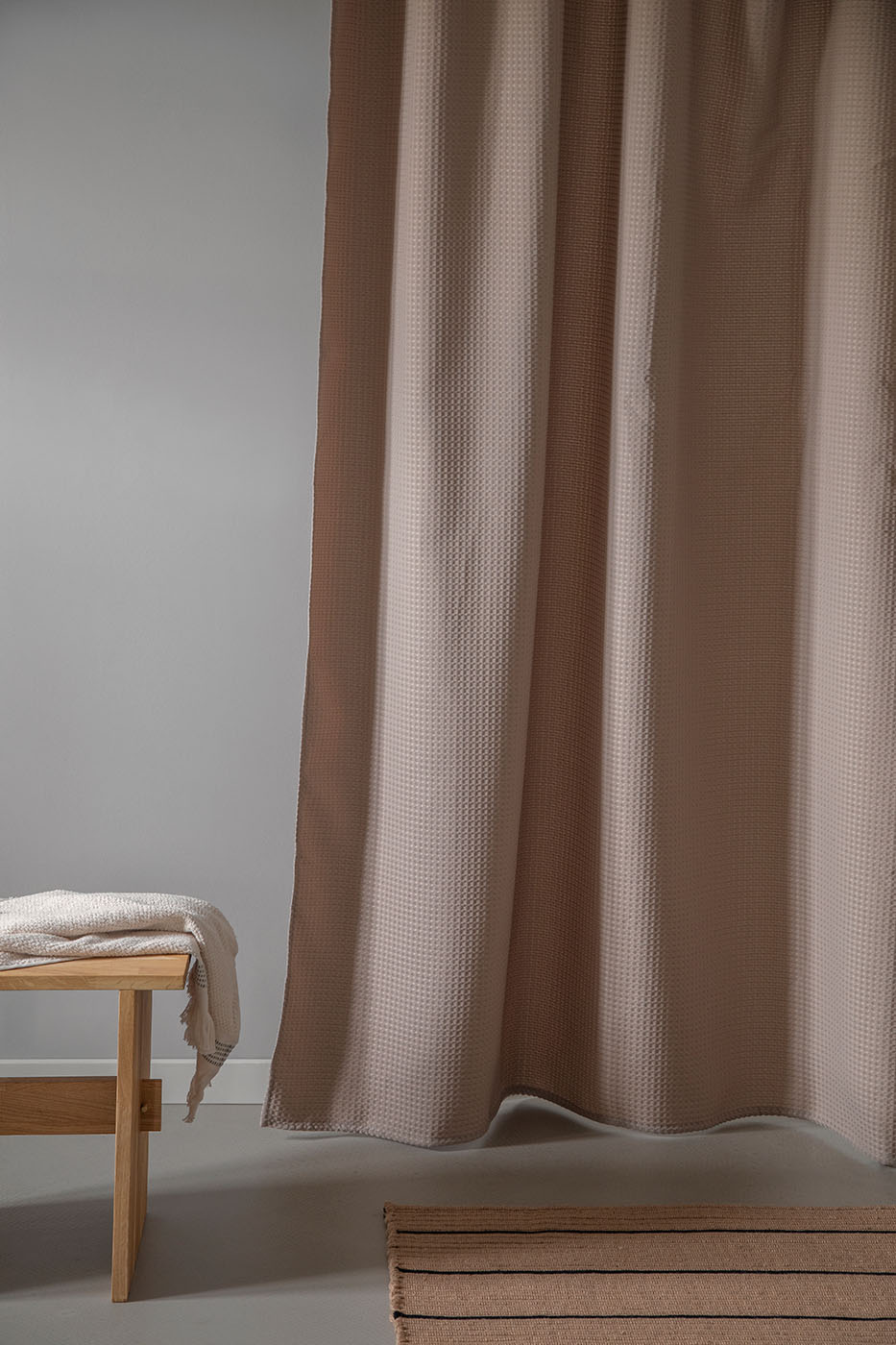 Produktbillede af MOUD Home WAFFLE Badeforhæng i khaki 180x200 cm i premium kvalitet