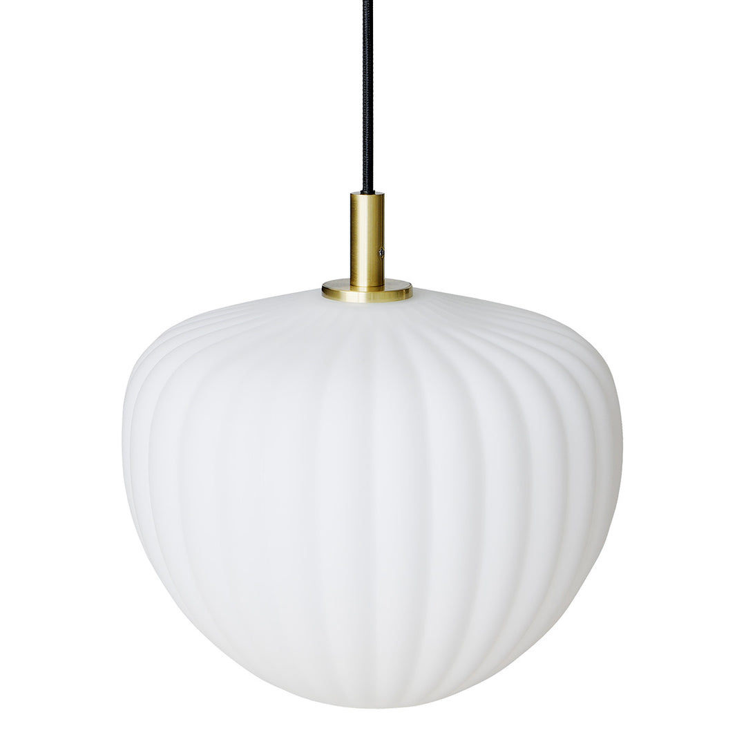 Produktbillede af MOUD Home MOMA pendel opal glas og børstet messing i premium kvalitet