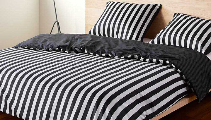 Produktbillede af Marc O`Polo Sengetøj Classic Stripe Sort 200 x 220 + 2 stk. 60 x 63 på tilbud i høj kvalitet