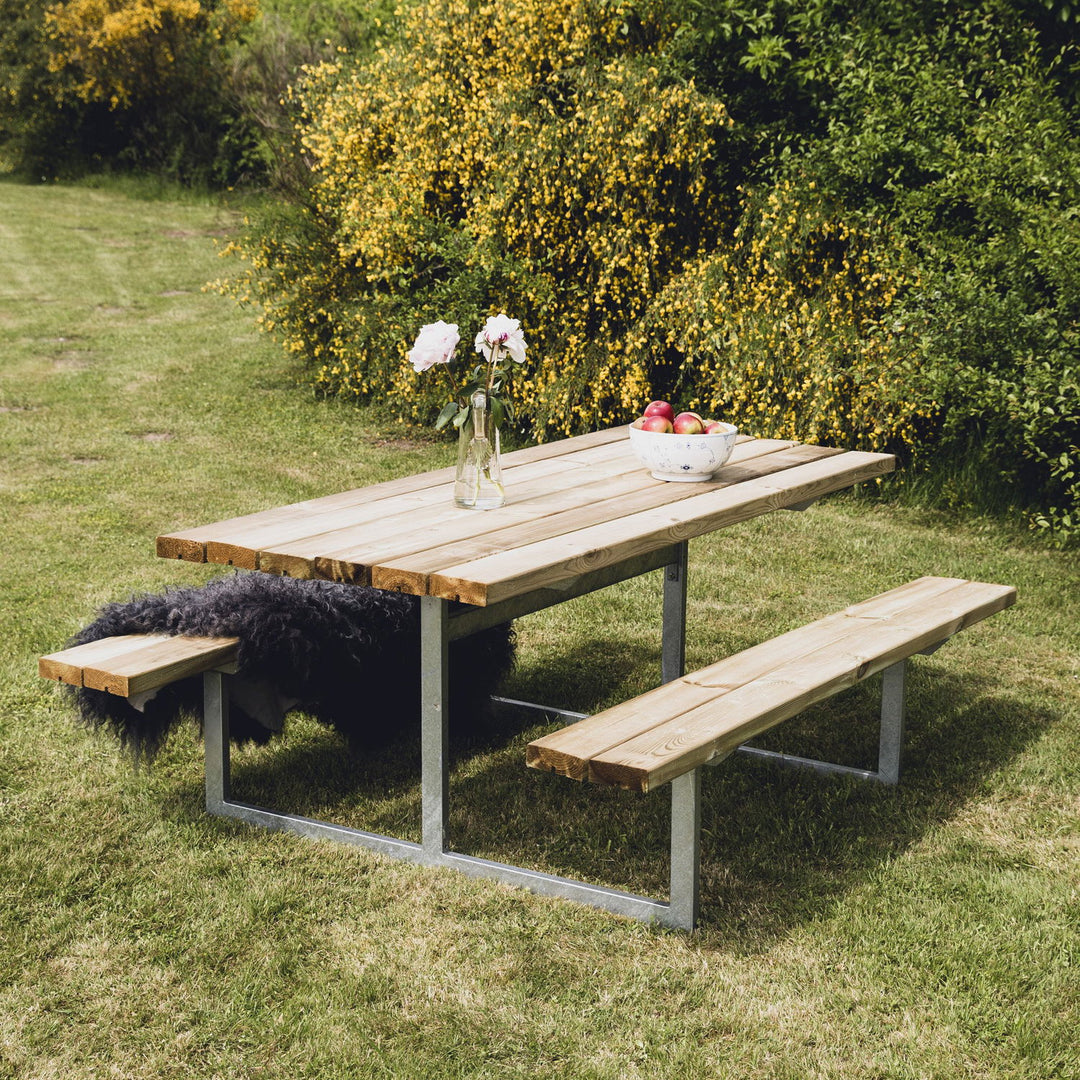 Produktbillede af Bord-/bænkesæt YDUN i træ og med galvaniseret stel på tilbud i høj kvalitet