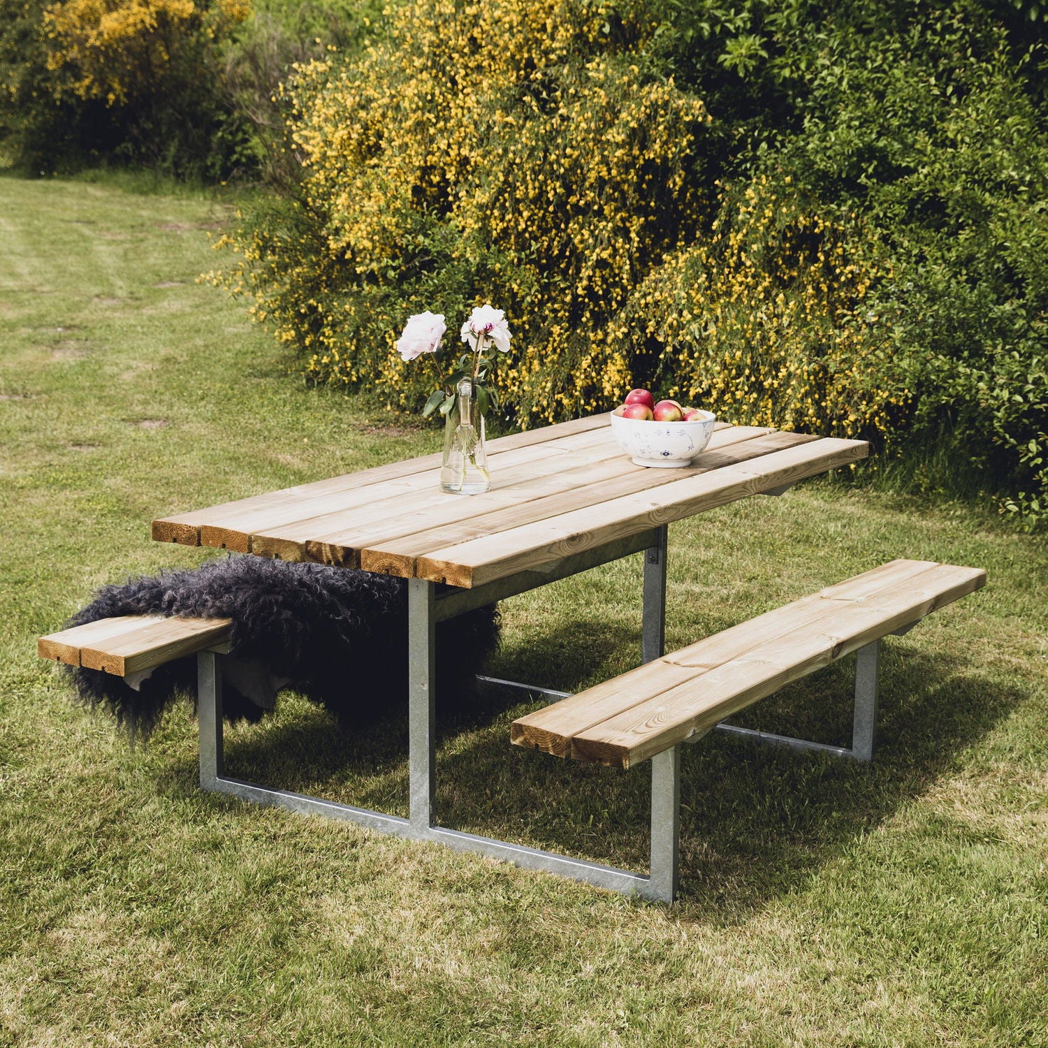 Produktbillede af Bord-/bænkesæt YDUN i træ og med galvaniseret stel på tilbud i høj kvalitet