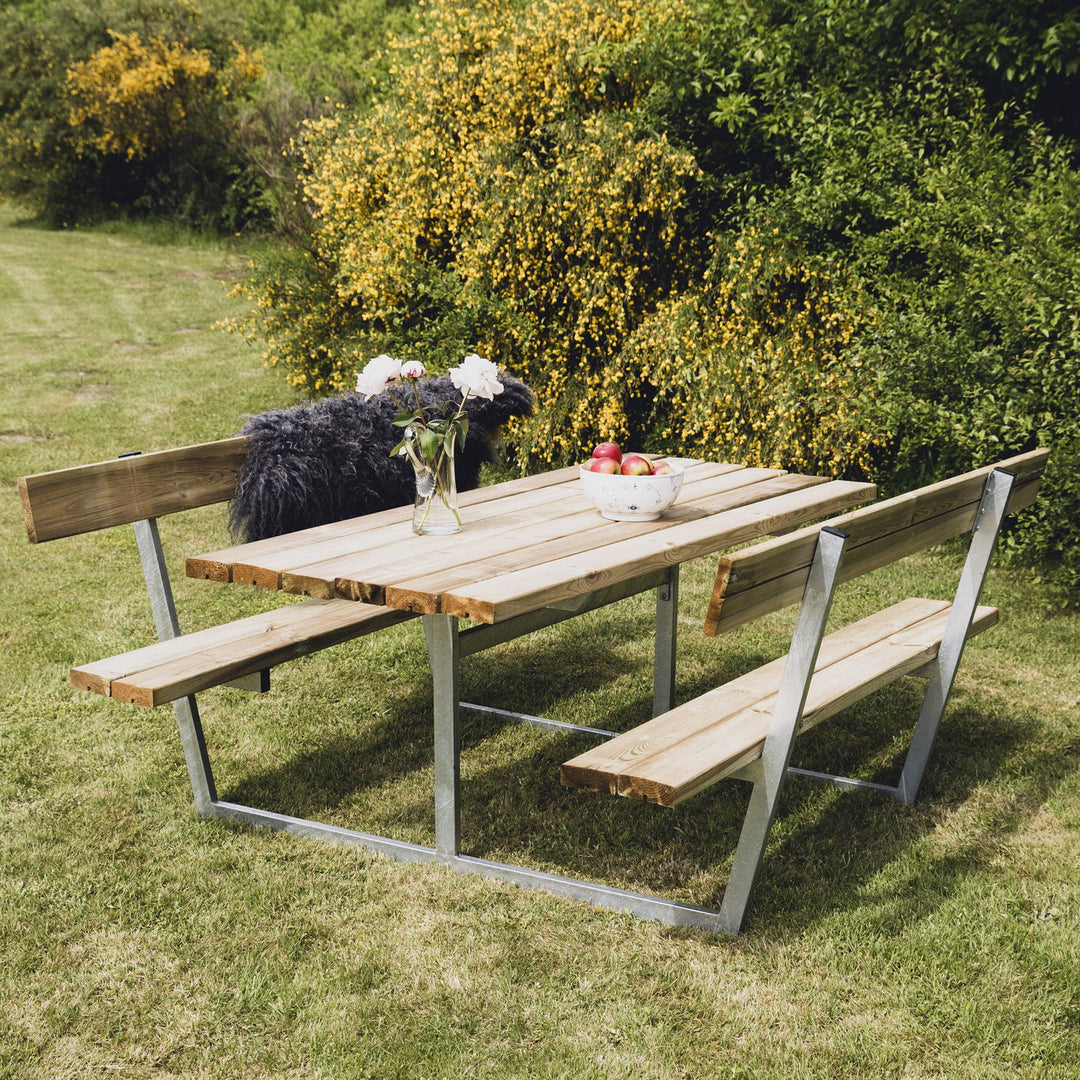 Produktbillede af Bord-/bænkesæt FREJA i træ med galvaniseret stel og ryg på tilbud i høj kvalitet