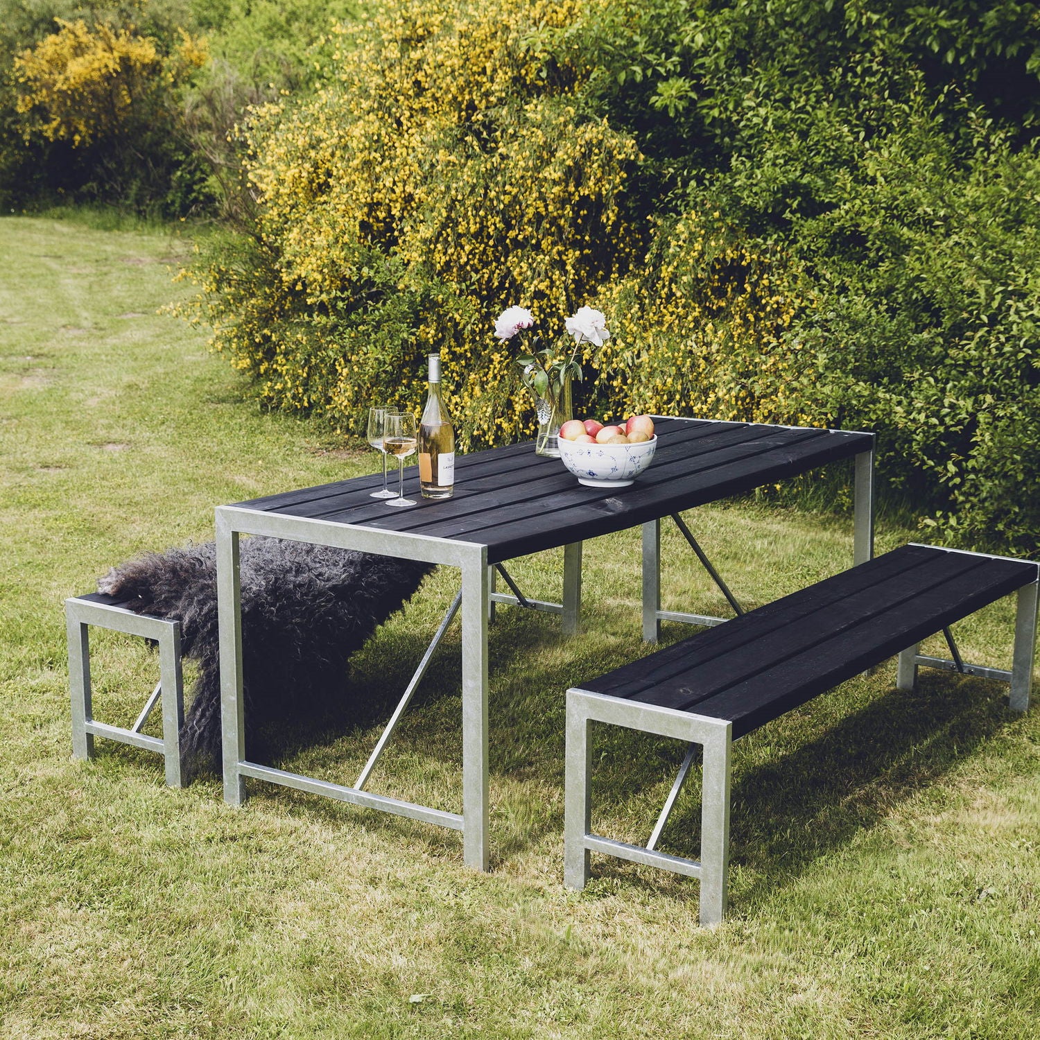 Produktbillede af Bord og 2 bænke H-model sort med og galvaniseret stel på tilbud i høj kvalitet