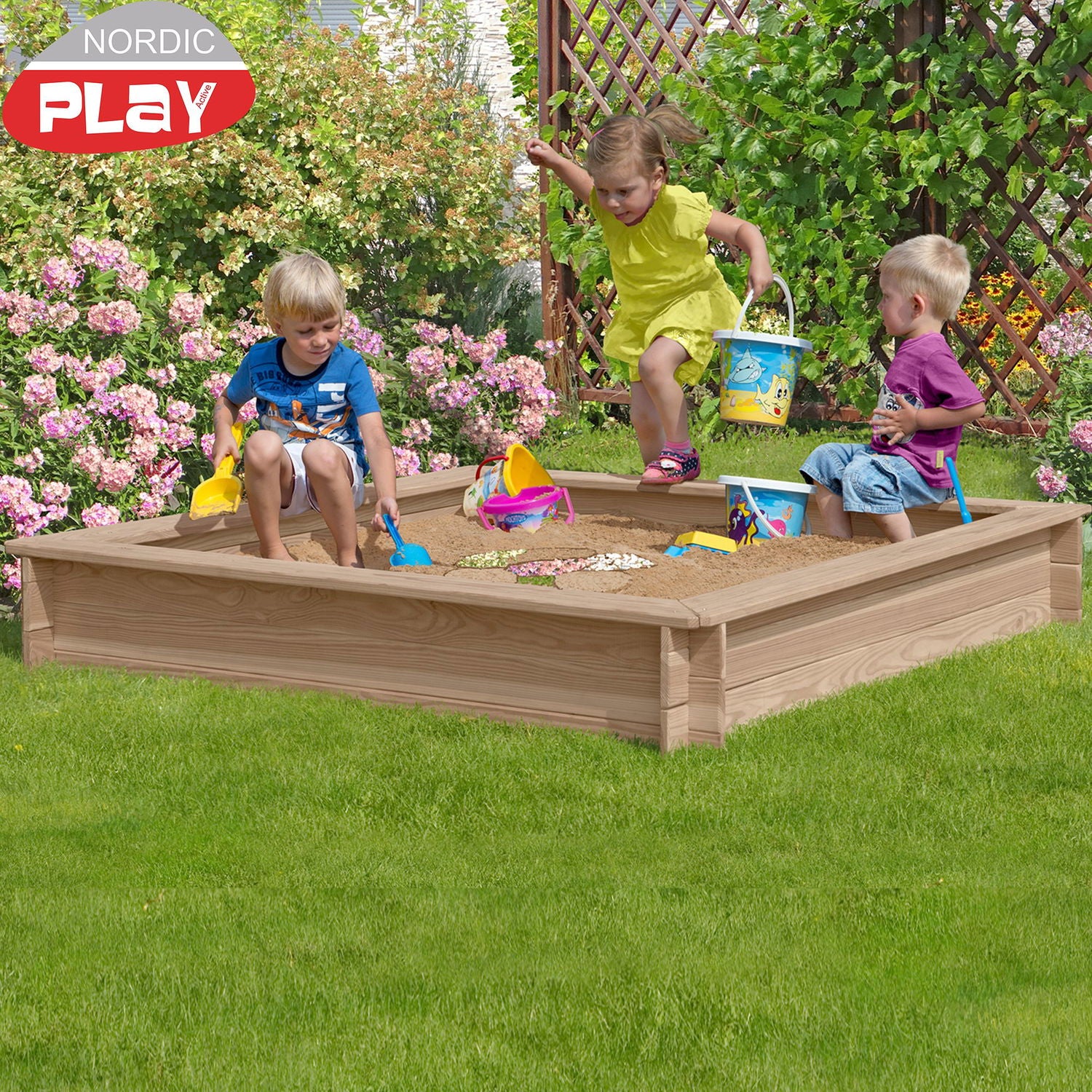 Produktbillede af Nordic Play sandkasse Lærketræ 150 x 150 cm på tilbud i høj kvalitet