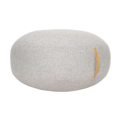 Hübsch Interiør Mochi - Oval Grå Puf med læderhank ❤ Stort online udvalg i Hübsch Interiør ❤ Billig fragt og hurtig levering 2 - 5 hverdage ❤ Varenummer: BYH-1418379 / Ean: 5712772067772 på lager - Udsalg på Puf - Over 857 kendte brands på udsalg