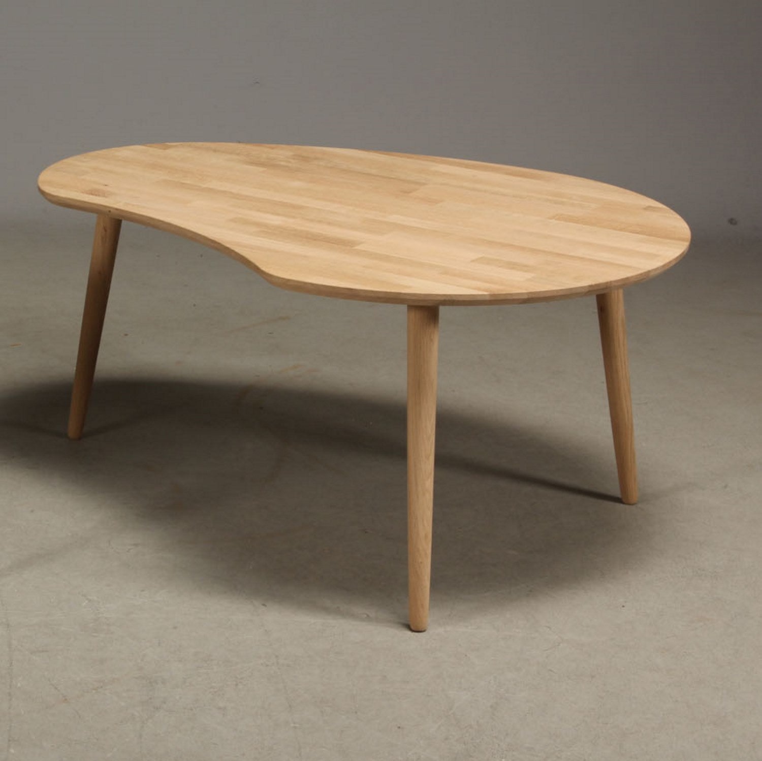 Produktbillede af CT 10 Sofabord i massiv eg med paletform og størrelse 89 x 66 cm Højde 50 cm Hvid olieret på tilbud i høj kvalitet