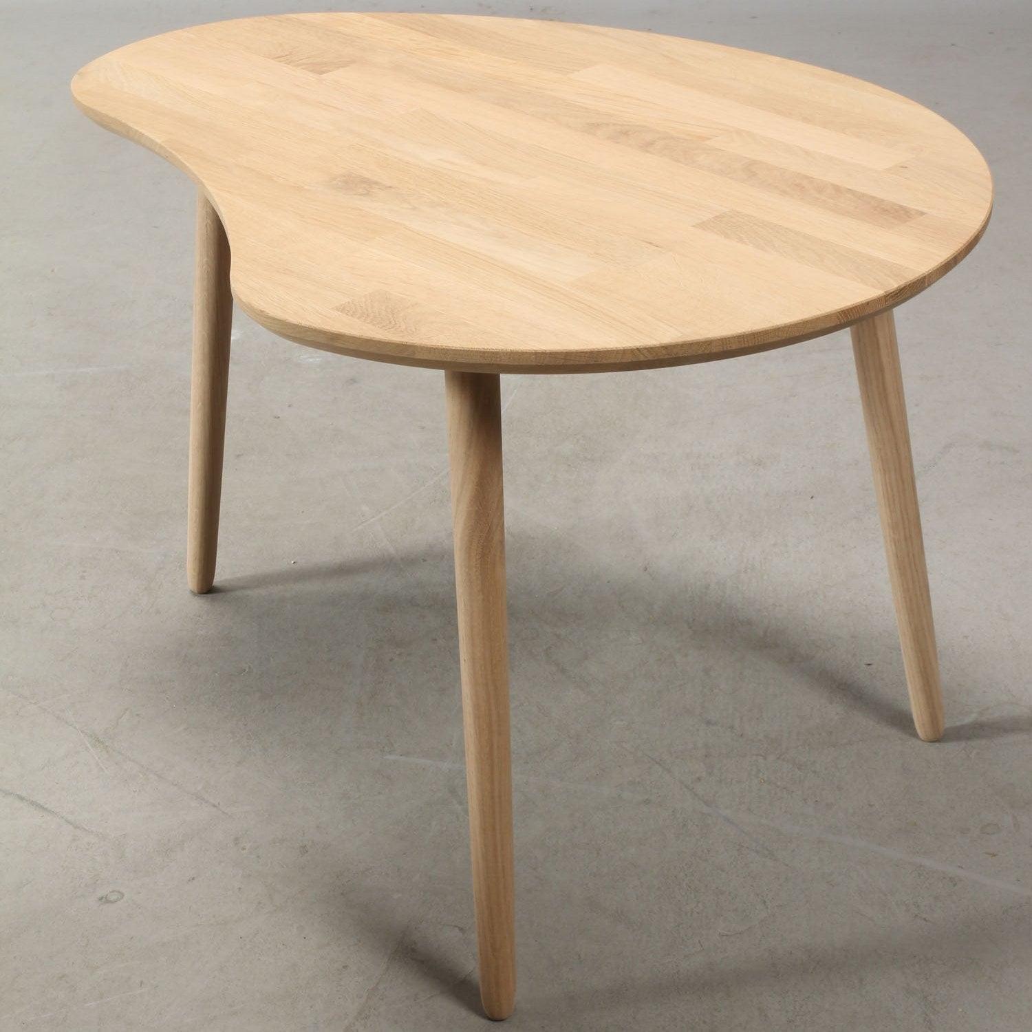 Produktbillede af CT 10 Sofabord i massiv eg med paletform og størrelse 74 x 55 cm Højde 50 cm Hvid olieret på tilbud i høj kvalitet