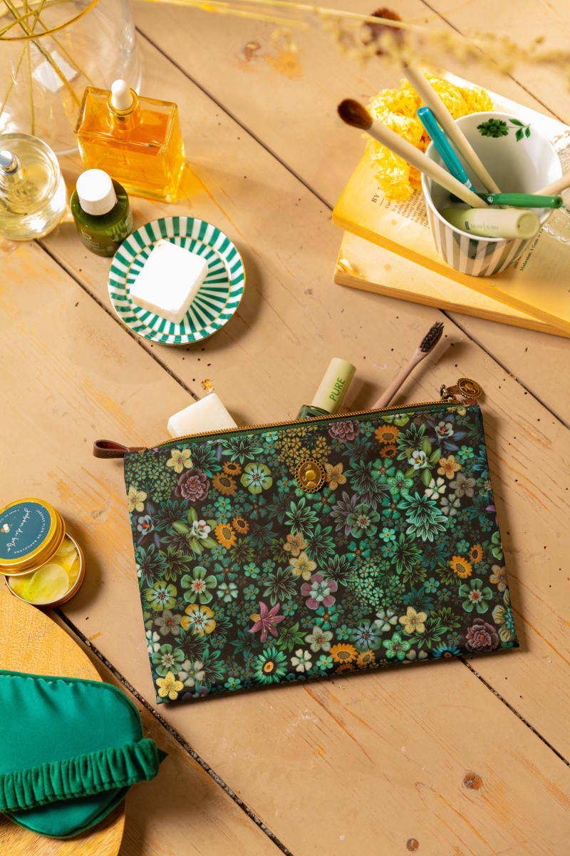 Produktbillede af Charly Cosmetic Flat Pouch Medium Tutti i Fiori Green 24x15.5x1cm på tilbud i høj kvalitet