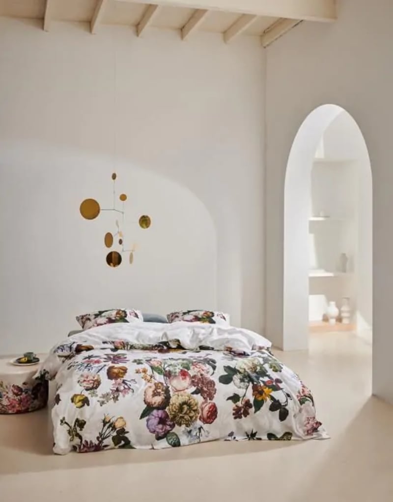 Produktbillede af Essenza sengetøj Fleur Ecru 140 x 220 + 60 x 63 på tilbud i høj kvalitet