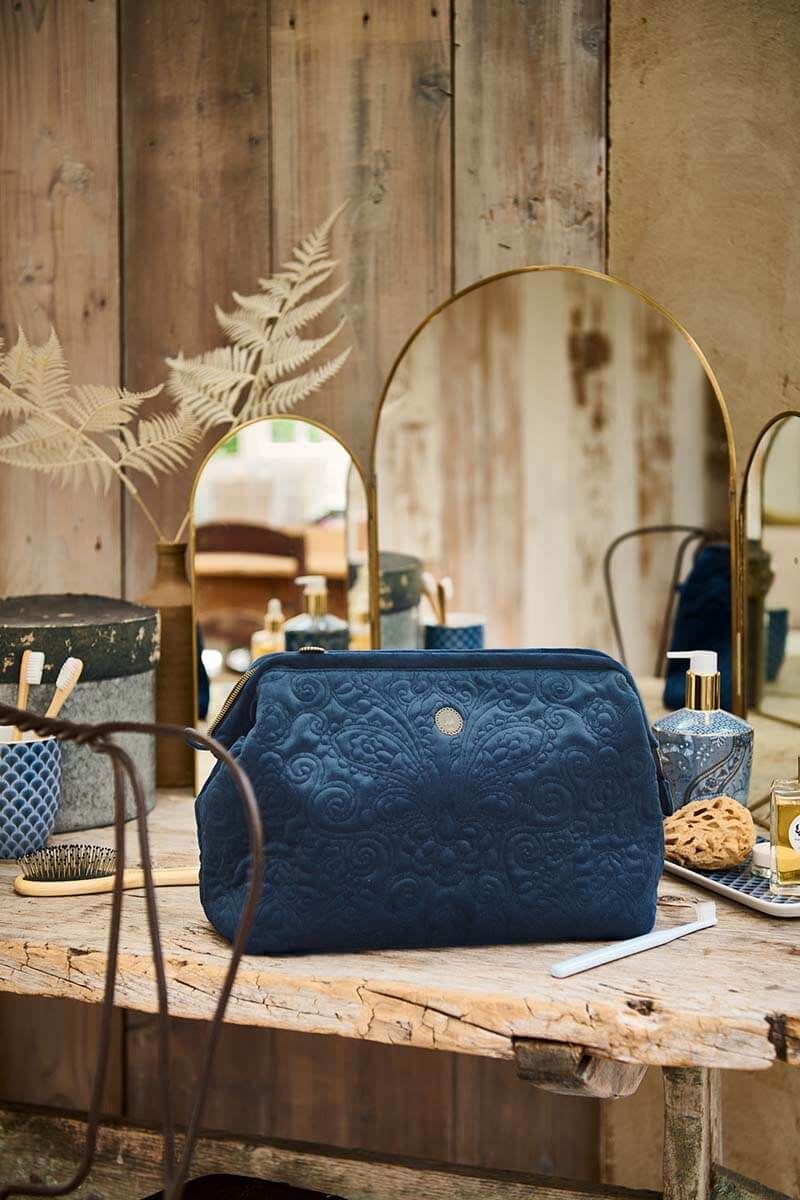 Produktbillede af Cosmetic Purse Extra Large Velvet Quiltey Days Blue 30x20.7x13.8cm på tilbud i høj kvalitet