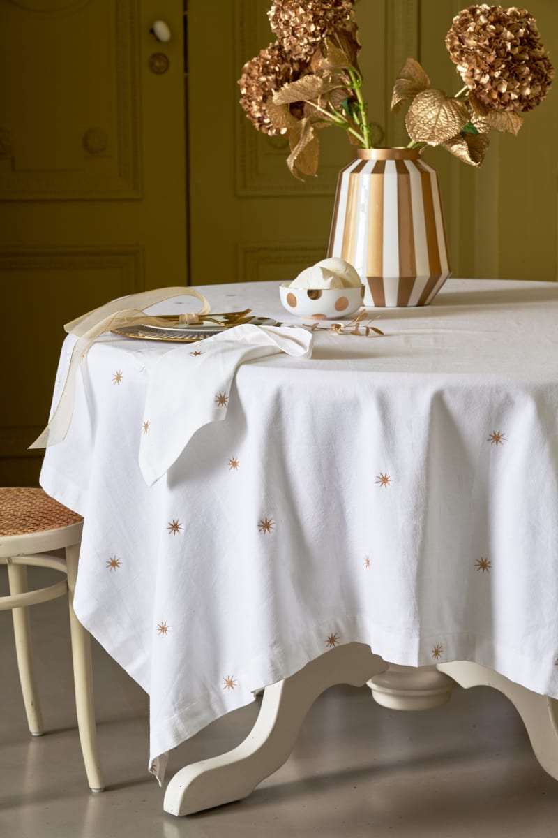 Produktbillede af Table Cloth Embroidery Stars Gold 160x250cm på tilbud i høj kvalitet