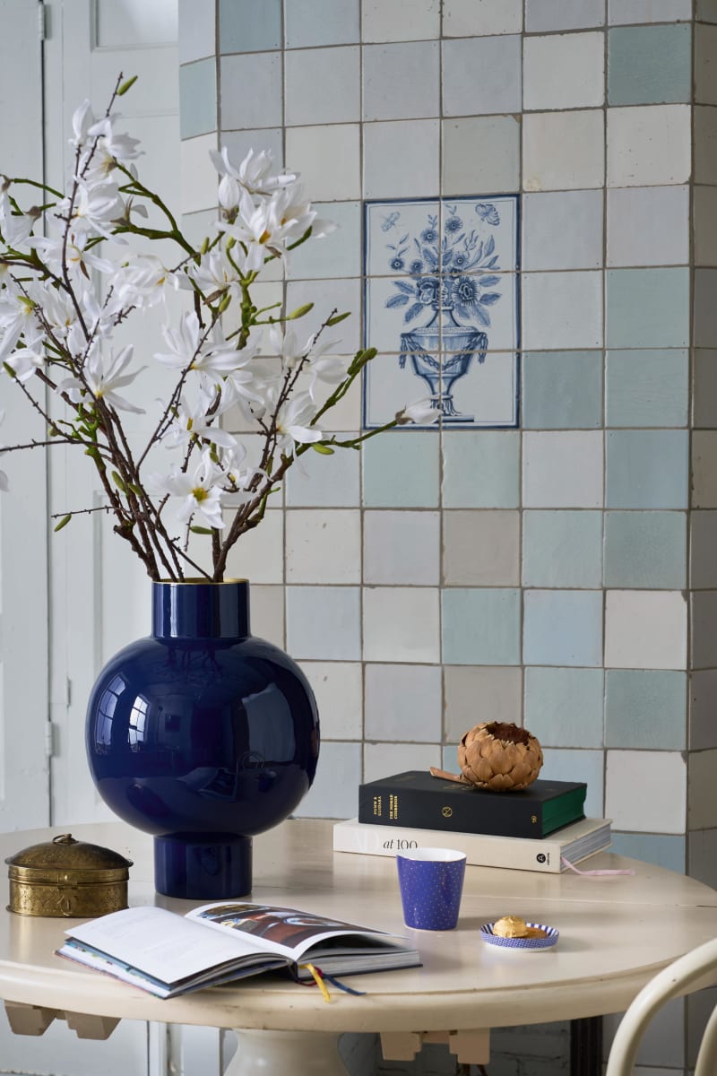 Produktbillede af Vase Metal Large Royal Blue 31.5x42cm på tilbud i høj kvalitet