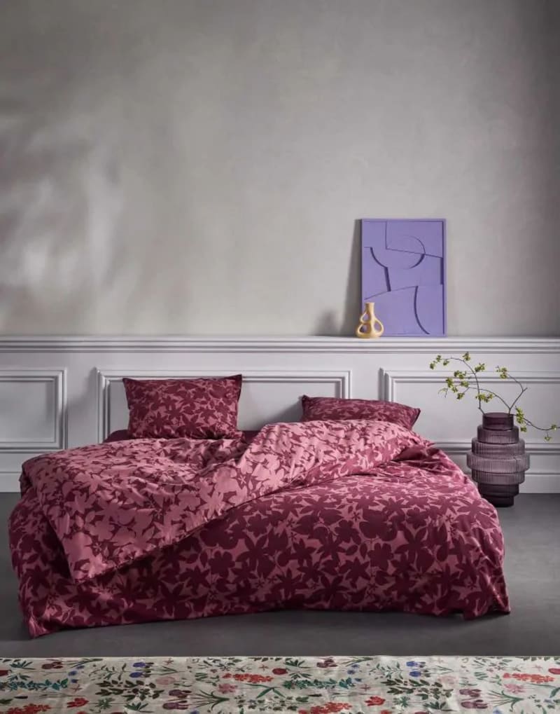 Produktbillede af Essenza Imara Burgundy LUXUS FLONEL 140x220+60x63 på tilbud i høj kvalitet