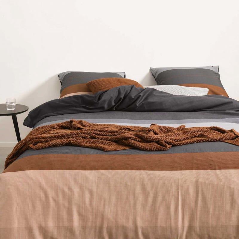 Produktbillede af Marc O`Polo Kiya DOBBELTDYNE 220X200+60X63 Warm Charcoral 100% Cotton Satin på tilbud i høj kvalitet