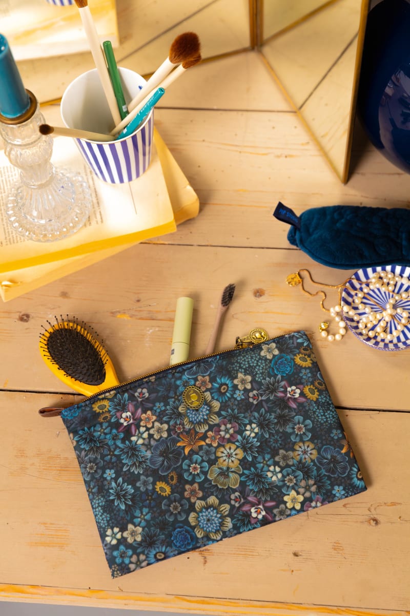 Produktbillede af Charly Cosmetic Flat Pouch Medium Tutti i Fiori Blue 24x15.5x1cm på tilbud i høj kvalitet