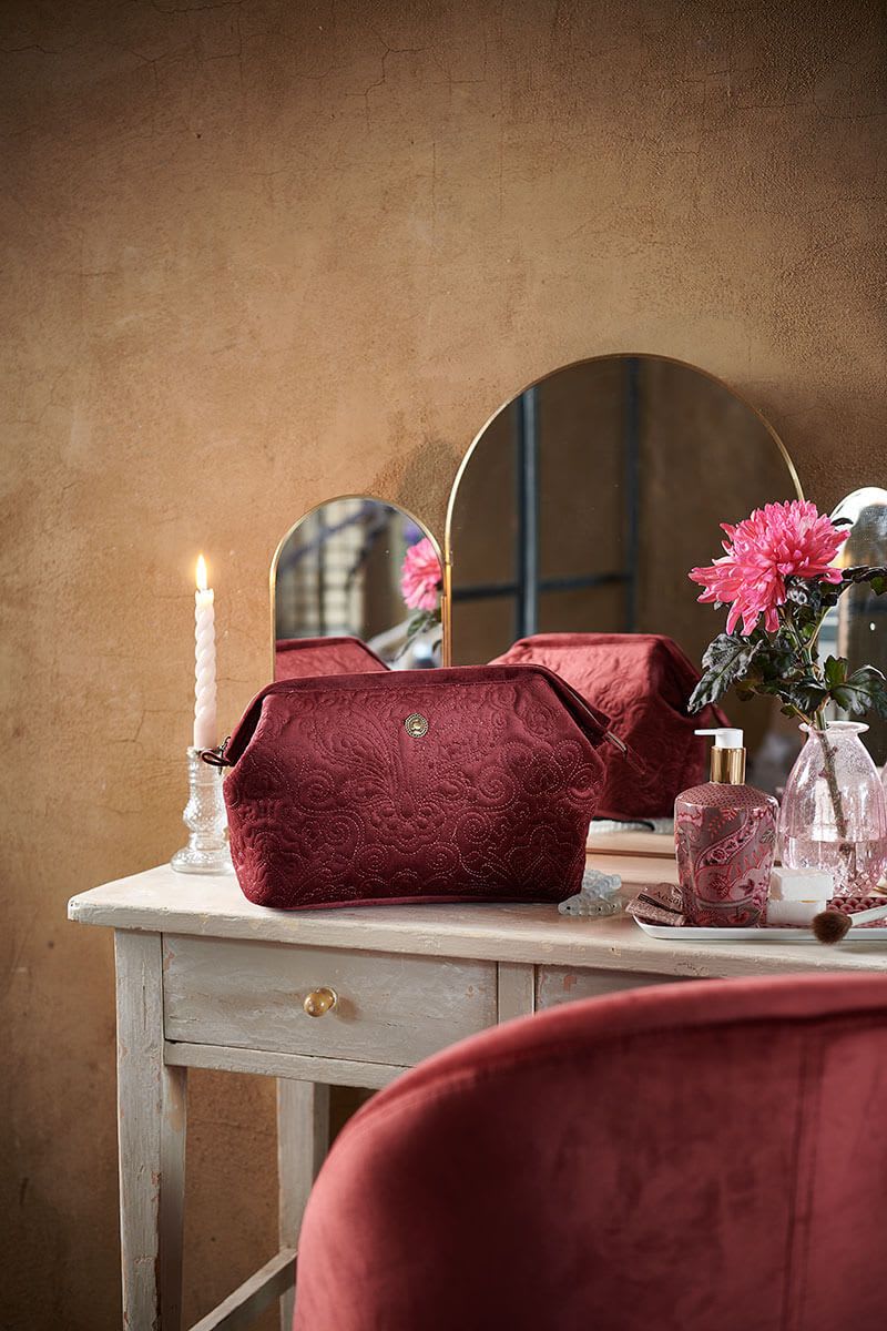 Produktbillede af Cosmetic Purse Small Velvet Quiltey Days Red 19x12x8.5cm på tilbud i høj kvalitet