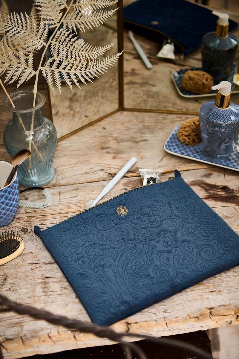 Produktbillede af Cosmetic Flat Pouch Large Velvet Quiltey Days Blue 30x22x1cm på tilbud i høj kvalitet