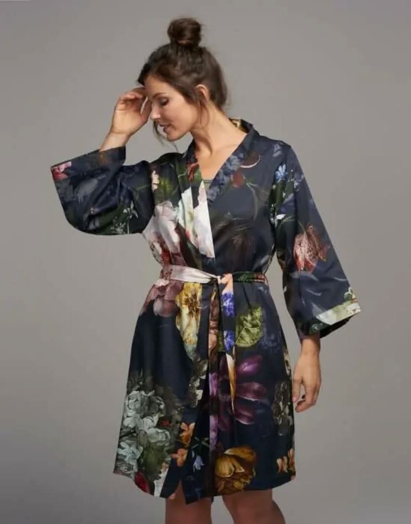 Se Essenza Fleur Kimono Nightblue - Small på tilbud! Billig fragt & hurtig levering (1-2 hverdage). Spar op til 53% på udsalg. Over 1354 designmærker på tilbud.