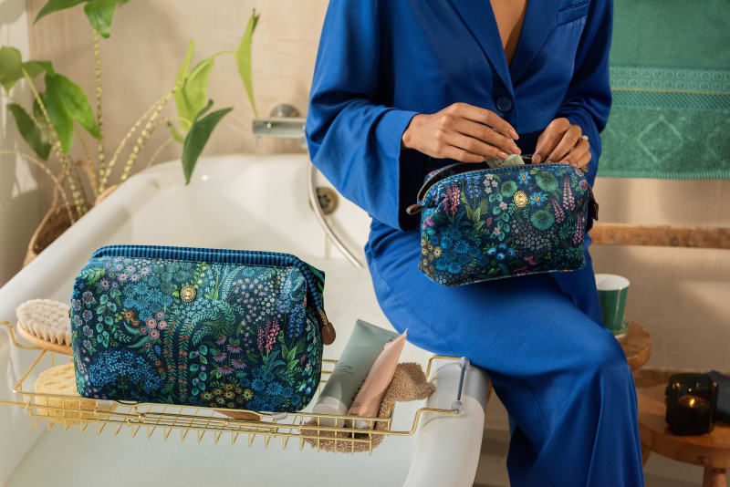 Produktbillede af Cooper Cosmetic Purse Extra Large Querida Dark Velvet Dark Blue 30x13.8x20.7cm på tilbud i høj kvalitet